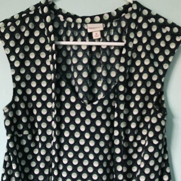 Sleeveless dress top with tie detail - Picture 4 of 7